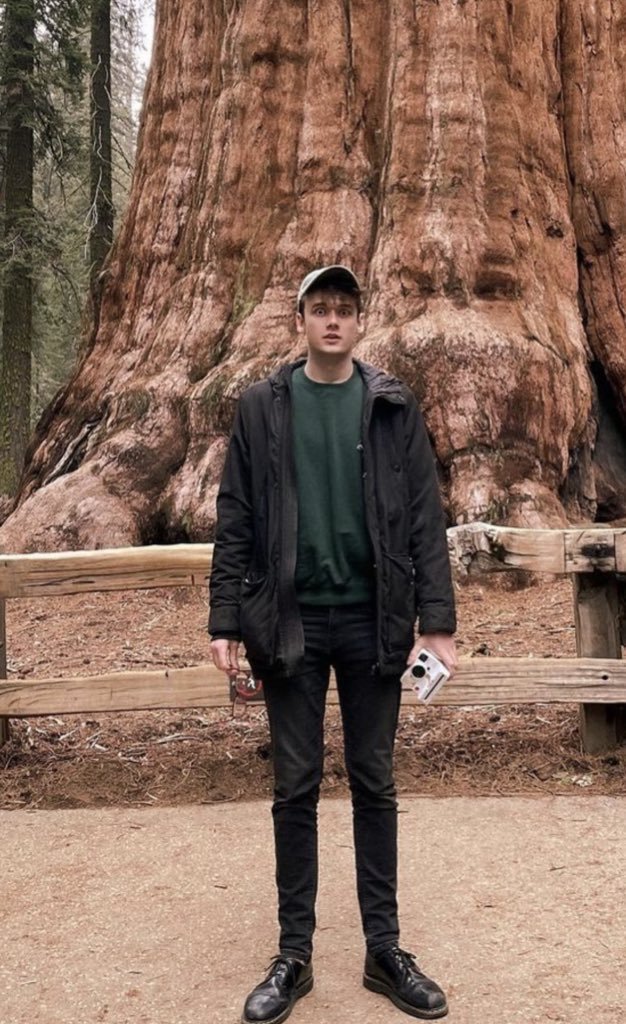 spideybarness's tweet image. what the fuck is his problem??