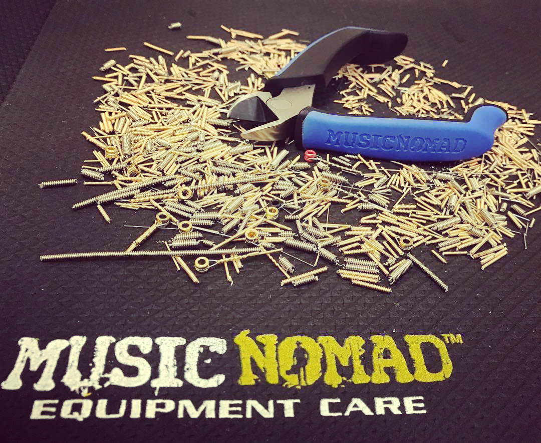 MusicNomadCare's tweet photo. We put the GRIP Cutters to the test….. 1800 snips of guitar and bass strings and counting...still razor sharp. Who is loving their GRIP Cutter?
#musicnomad #guitar #guitartech #guitarist #bassist #bassguitar #gripcutter #stringcutter
https://t.co/Bt523OjbAJ https://t.co/h5QWXrNwvj