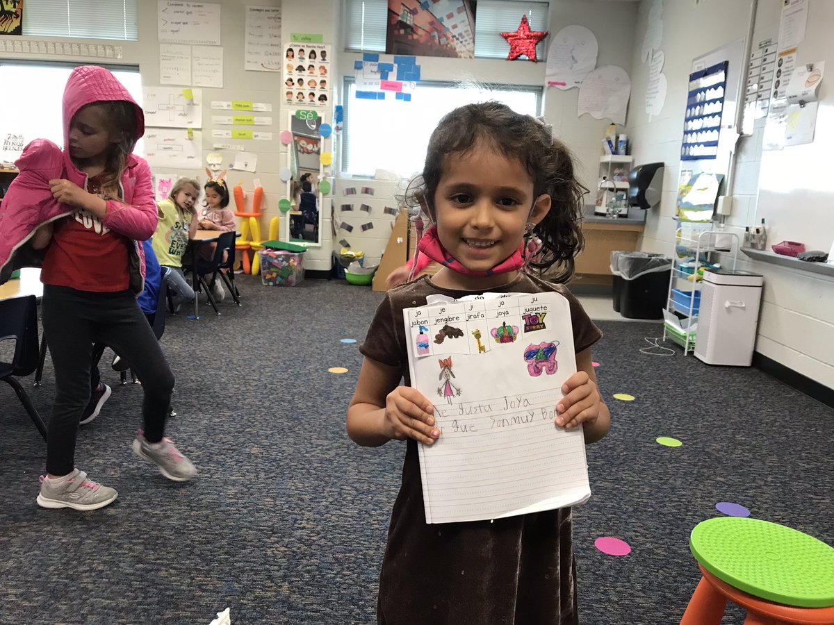 BColmeneros's tweet photo. We love writing in #spanishimmersion @HicksElementary Sometime we do such an amazing job that it is worth bragging for @AnnieRiveraEdu @krn_watson @SHENIQUAJ0HNS0N https://t.co/eatYXonWuM