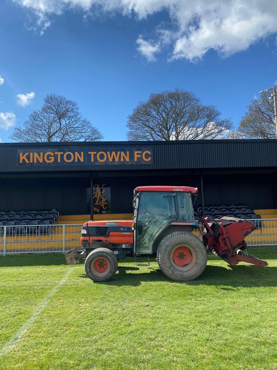 KingtonTownFC's tweet photo. The boys from @Highground1999 have got the pitch looking A1 for the visit of high flying @SCInkberrowFC tomorrow https://t.co/UJrTGmMJdf