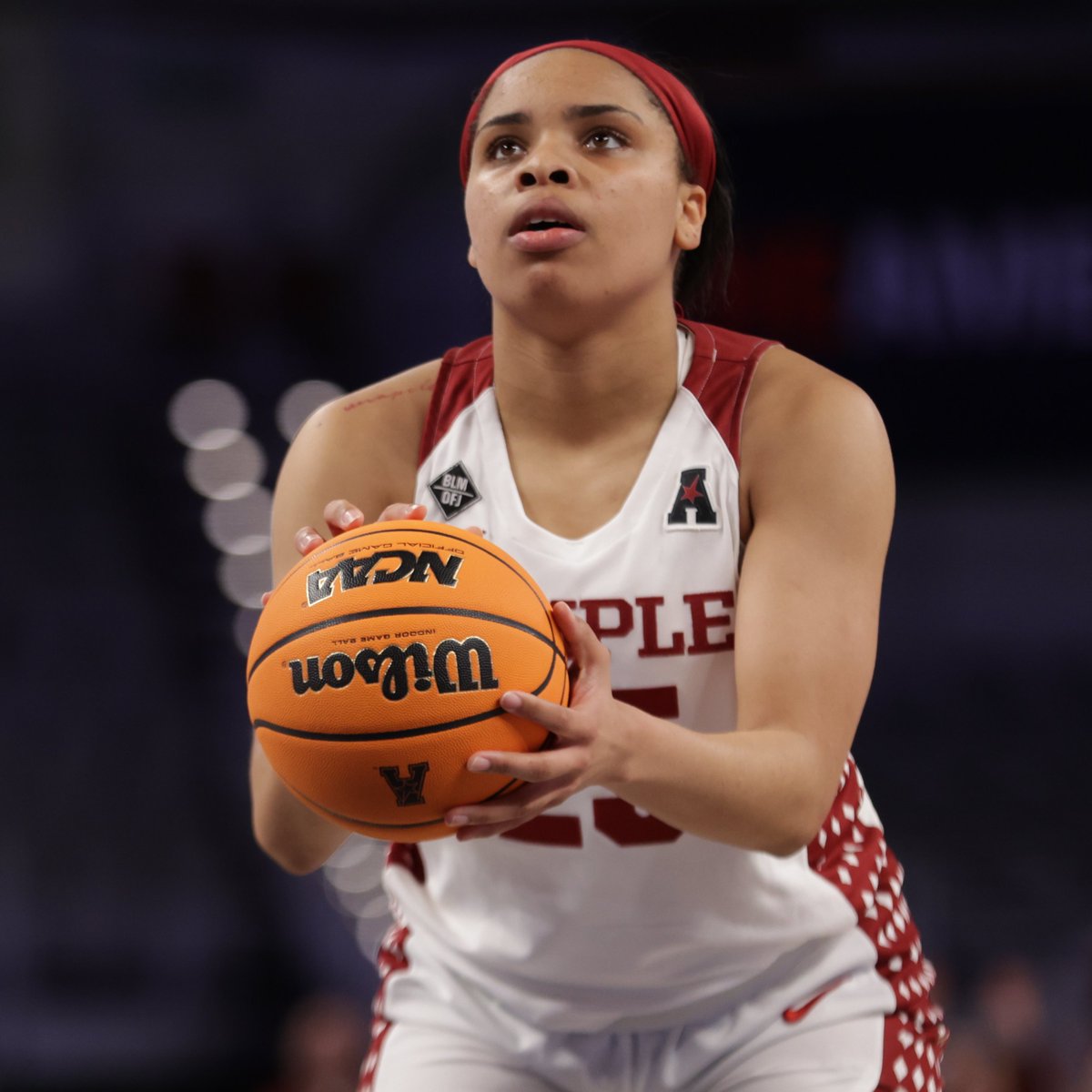 American_Conf's tweet photo. Congratulations to @battles_diamond and @MiaDavisss on being named @WBCA1981 All-America honorable mention. 

#AmericanHoops https://t.co/FDfSL7GSmG