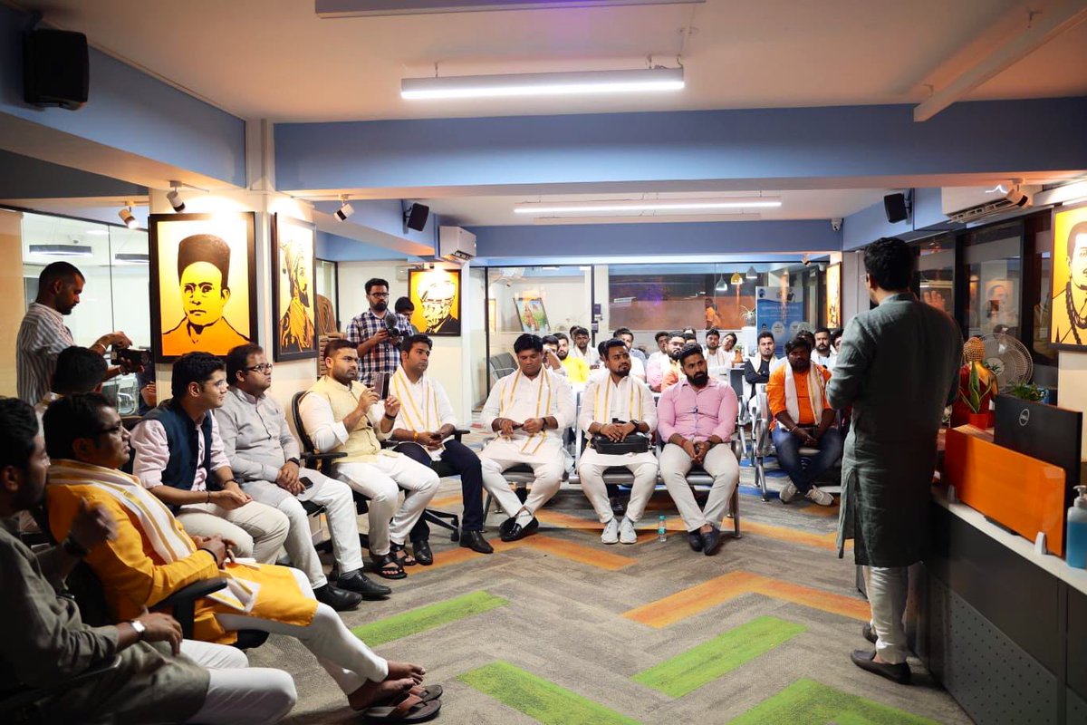 BJYM's tweet photo. #BJYMBharatDarshan का प्रतिनिधि मंडल आज BJYM के राष्ट्रीय अध्यक्ष एवं बेंगलुरु (दक्षिण) से सांसद श्री @Tejasvi_Surya के कार्यालय गया तथा उनके लोकसभा क्षेत्र में हो रहे युवा-केंद्रित कार्यक्रमों एवं प्रधानमंत्री श्री @narendramodi की योजनाओं के सफल क्रियान्वयन पर चर्चा की। https://t.co/K11qeIFCdR