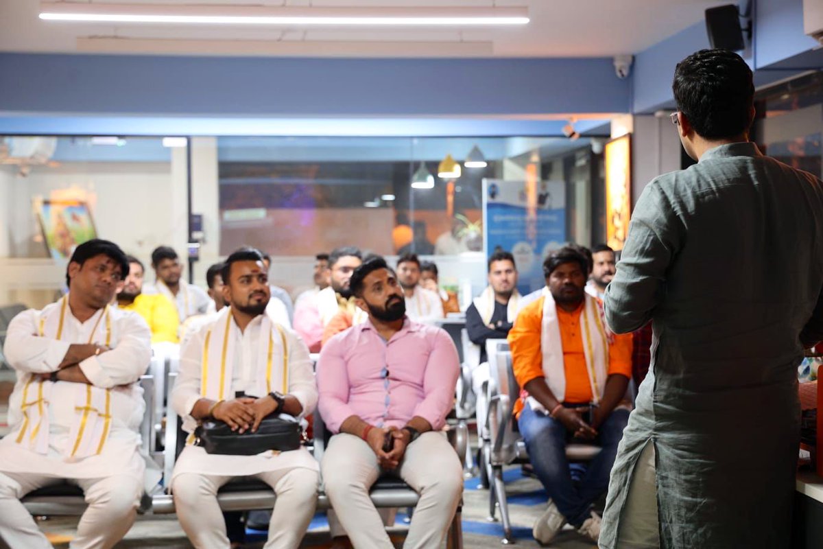 BJYM's tweet photo. #BJYMBharatDarshan का प्रतिनिधि मंडल आज BJYM के राष्ट्रीय अध्यक्ष एवं बेंगलुरु (दक्षिण) से सांसद श्री @Tejasvi_Surya के कार्यालय गया तथा उनके लोकसभा क्षेत्र में हो रहे युवा-केंद्रित कार्यक्रमों एवं प्रधानमंत्री श्री @narendramodi की योजनाओं के सफल क्रियान्वयन पर चर्चा की। https://t.co/K11qeIFCdR