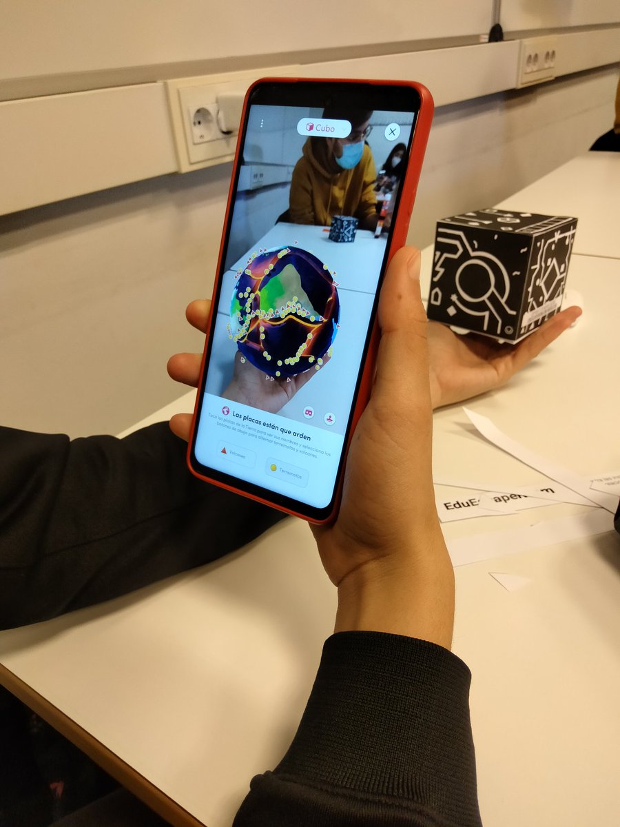rius_saleta's tweet photo. Hoy hemos realizado un Merge Cube y además hemos realizado fotografías por la universidad en diferentes planos y ángulos #MP1855B @maduenodeTIC https://t.co/0H9H9k9AE2