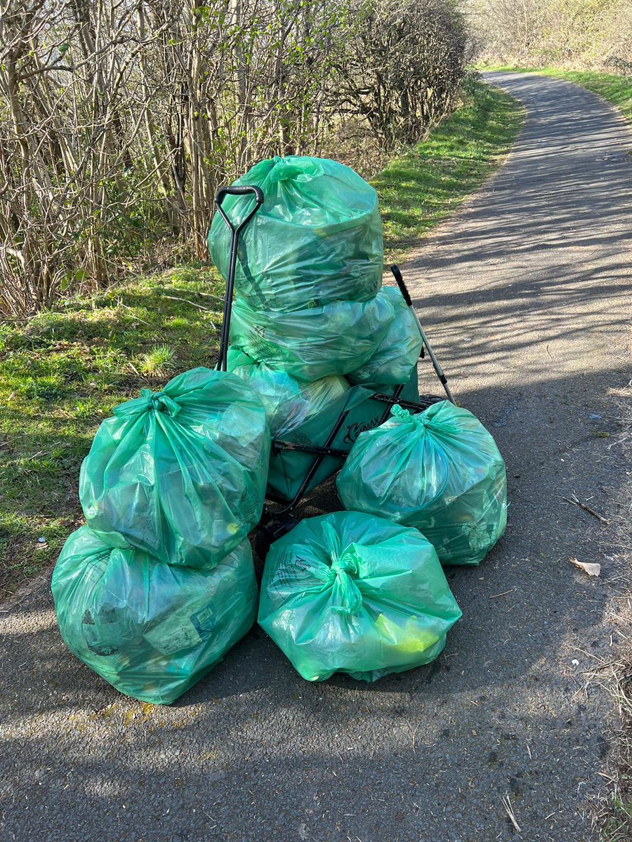 Greenwood_Acad's tweet photo. Great work from our school community with various groups working hard and contributing to improving our environment and local area. #community #eco #partcipation @IrvineBeach https://t.co/fgGS2BKaFv
