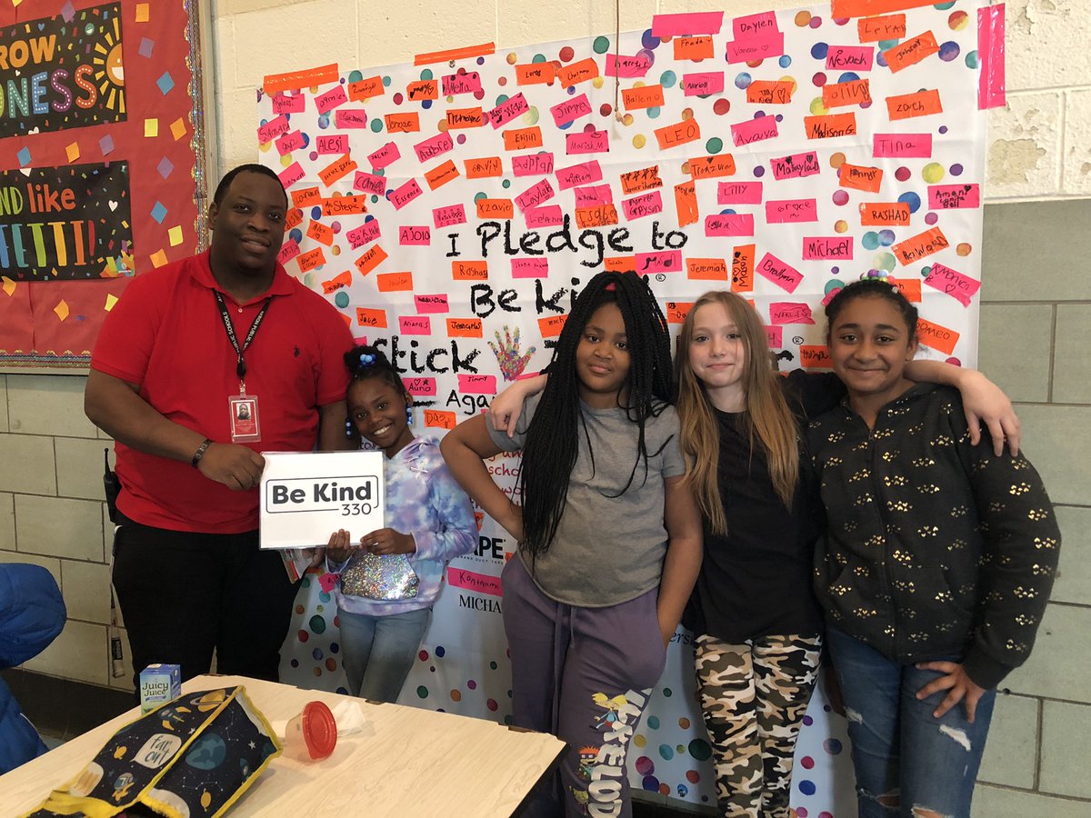Pfeiffer_APS's tweet photo. Pfeiffer students pledge to be kind and stick together against bullying! #BeKind330
@akronschools https://t.co/AdV3GylBZD