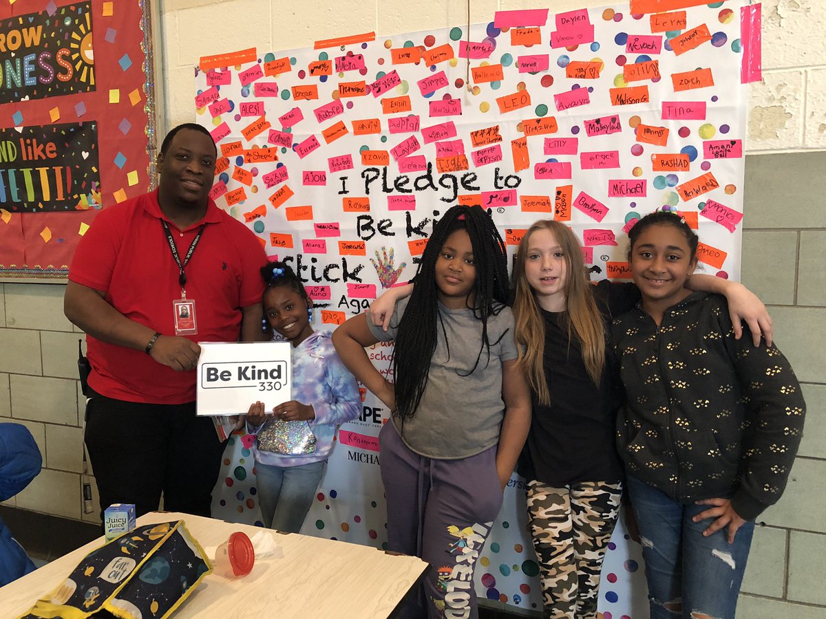 Pfeiffer_APS's tweet photo. Pfeiffer students pledge to be kind and stick together against bullying! #BeKind330
@akronschools https://t.co/AdV3GylBZD