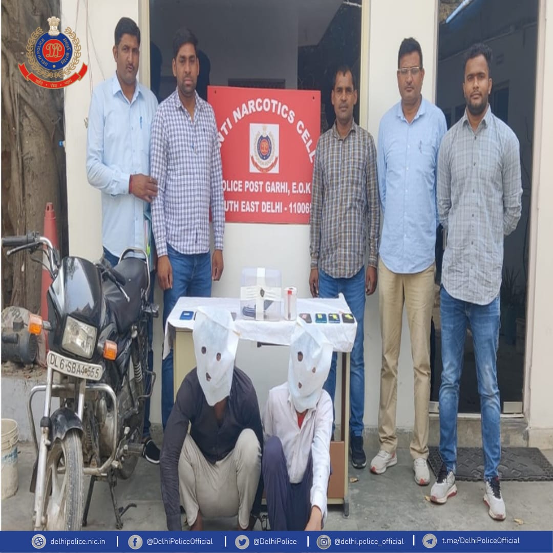 DCPSEastDelhi's tweet photo. #DelhiPolice nabbed 2 criminals in exchange of stolen phones in lieu of drugs, 5 cases solved. Staff of Anti Narcotic Cell, South East Distt. recovered 1 pistol, 3 live cartridges, 8 stolen mobiles &amp; 1 bike. 
#DelhiPoliceUpdates 
@CPDelhi
@DelhiPolice https://t.co/LrG3aXE3L1