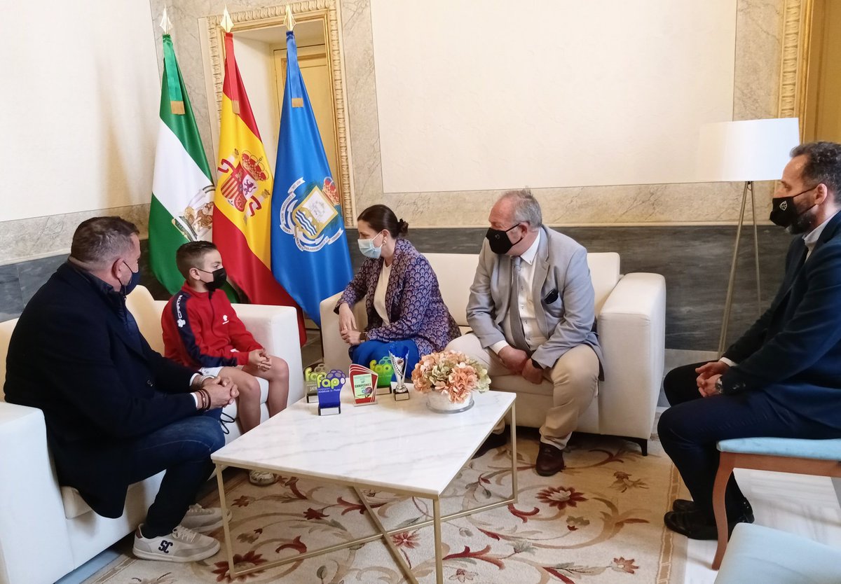 SycEnergia's tweet photo. Recepción municipal a nuestro jugador #Ismaelito. La #alcaldesa d @AytoSanFernando, @patriciacavada, le ha recibido departiendo sobre el #pádel y los #triunfos que él viene logrando en la temporada, deseándole nuevos éxitos en las #competiciones en las que participe. 
👇👇👇👇👇 https://t.co/C87UcAM9uQ