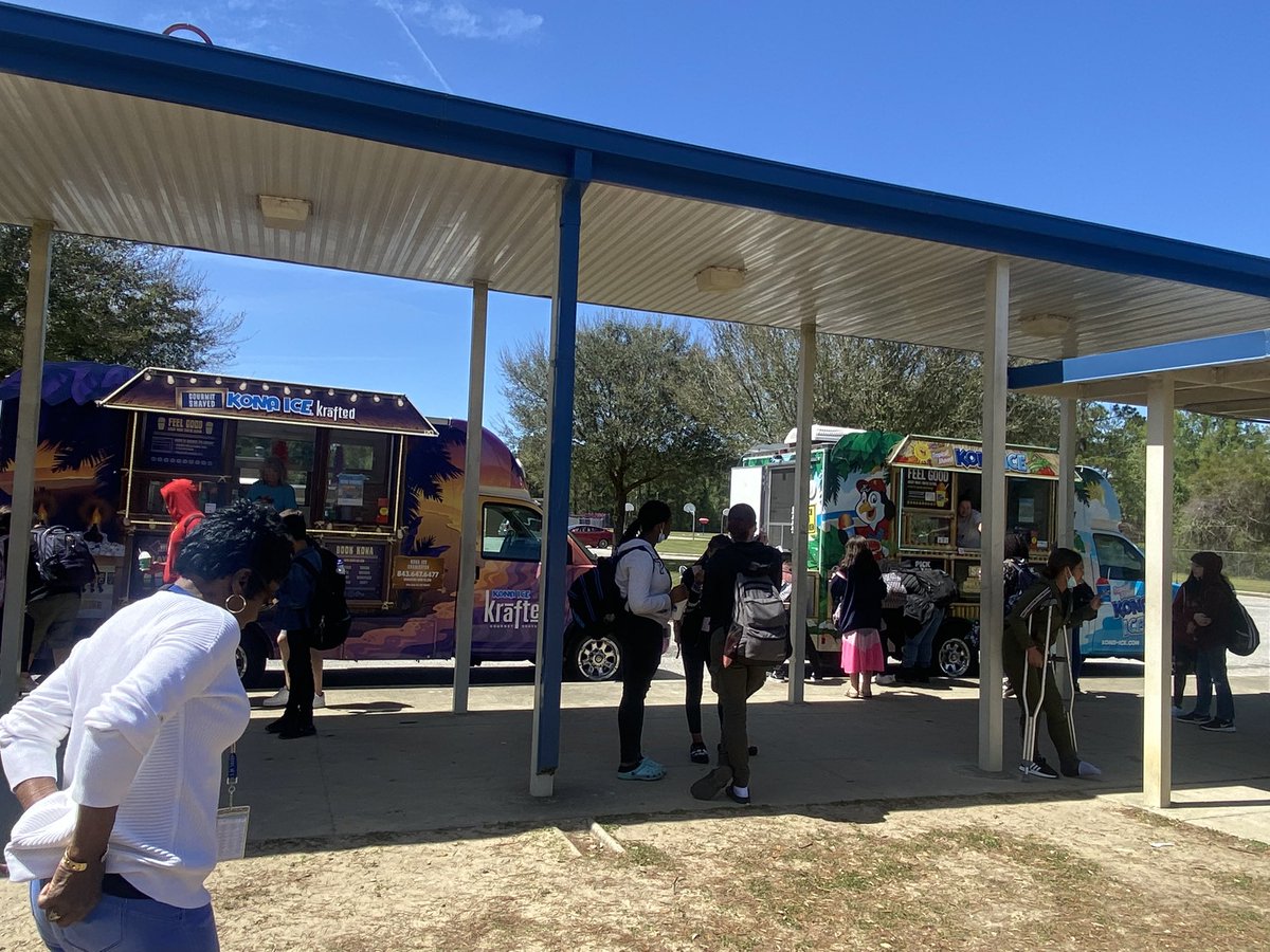 PrincipalDucker's tweet photo. It’s always a happy Friday @SFMsharks when it’s Kona Ice day! #KidsBeingKids #WeAllHadFun #ProudPrincipal https://t.co/QDKMkXqkmX