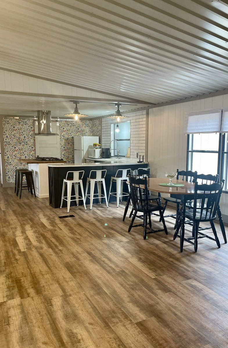 SquireRanch's tweet photo. #SquireRanch has a spacious open floor plan with plenty of room for family and friends. #WhiewaterRafting #RoyalGorge #CanonCityColorado #ParkdaleCorado #Airbnb https://t.co/8dfrr5YDrh