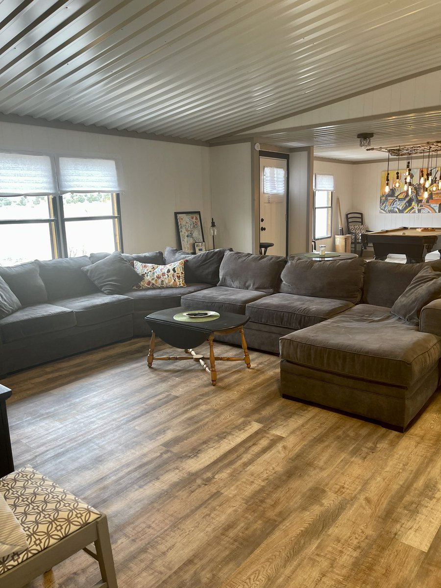 SquireRanch's tweet photo. #SquireRanch has a spacious open floor plan with plenty of room for family and friends. #WhiewaterRafting #RoyalGorge #CanonCityColorado #ParkdaleCorado #Airbnb https://t.co/8dfrr5YDrh