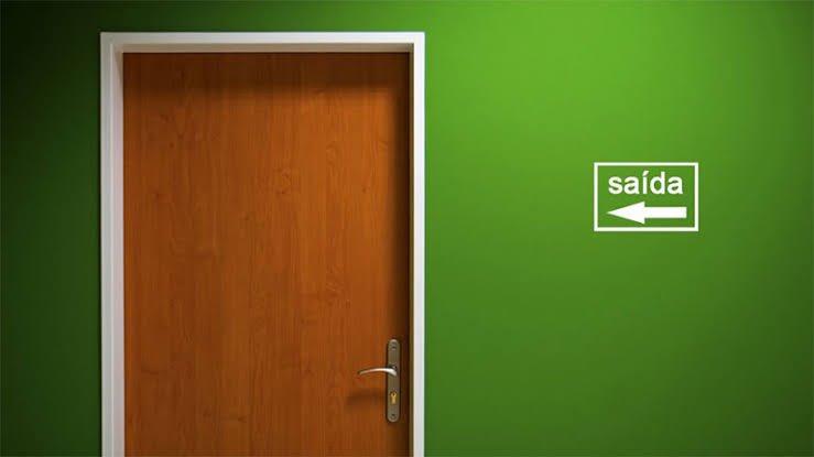 e o que eu digo para ex é: “só n quebra a porta na hr de sairrr” kskdkskddk