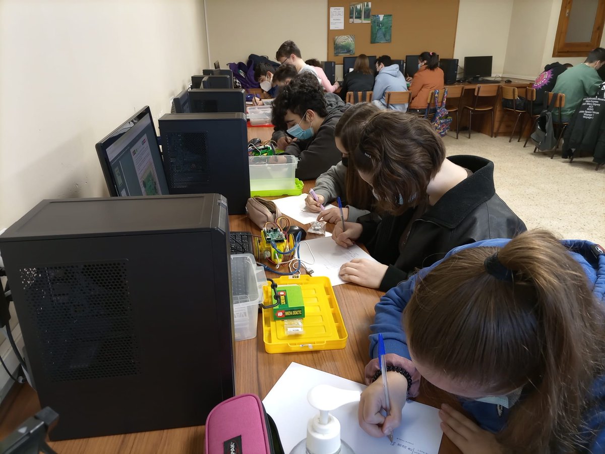 SantJosepReus's tweet photo. Alumnes de 1r de #batxilleratconcertat prenen contacte amb la placa Arduino i els seus elements a la matèria de #tecnologiaindustrial. Proper dia: la programarem!

#SantJosepReus #ReusAl💜 #escolaactiva #Escolaconcertada https://t.co/KVEC17olJo