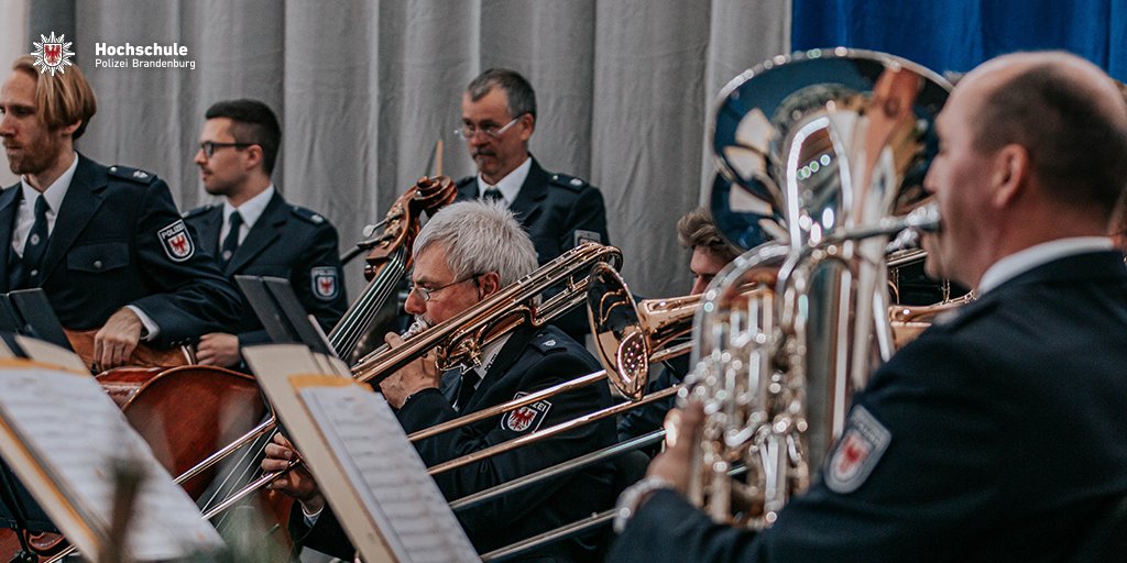 HPolBB's tweet photo. Heute wurden an der #HPolBB wieder neue Anwärterinnen und Anwärter feierlich ernannt. Wir wünschen ihnen viel Erfolg und einen guten Start in #Ausbildung &amp; #Studium. 
Du willst auch Teil der #PolizeiBrandenburg werden? Dann bewirb dich unter https://t.co/3aaKe1coE4 https://t.co/aRx0lzDglU