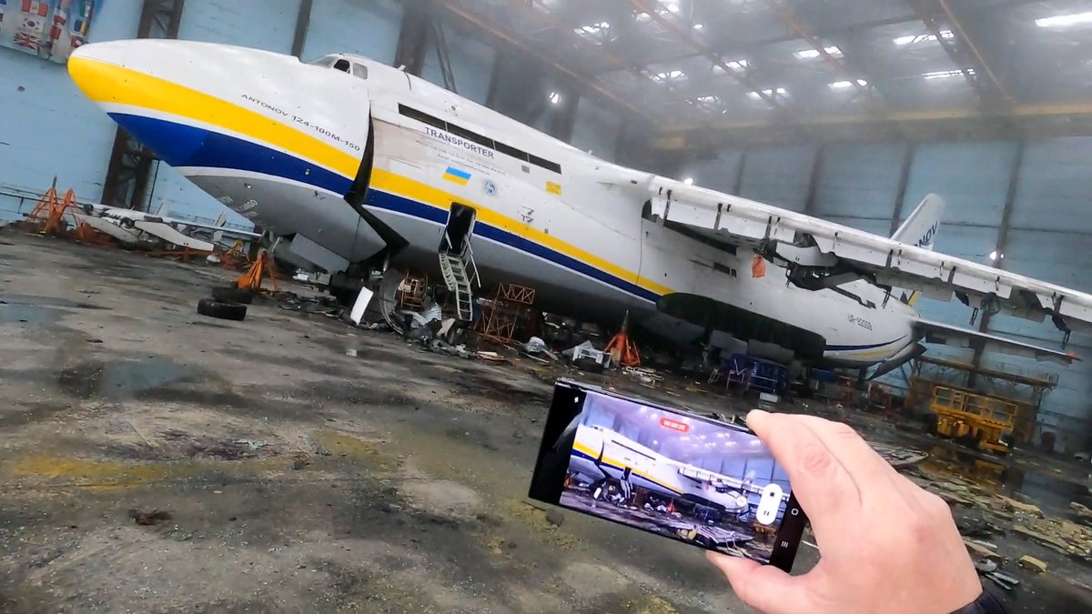 flyrosta's tweet photo. Dmytro Antonov se dostal do hangáru v Hostomelu. Letadlo An-124 UR-82009 je také poškozeno. https://t.co/216ZzFrdXj