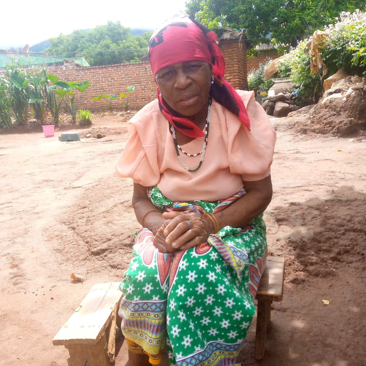 UNICEF_Moz's tweet photo. “With the money I received, I was able to feed my family" - Arefa Jemusse (86y), recipient of the social protection response to COVID-19 #PASDPE #COVID19 in Milange, supported by UNICEF &amp; @wfp_mozambique, financed by the @CanHCMozambique, @USAIDMozambique &amp; KfW. https://t.co/oLgNc1Y7yJ