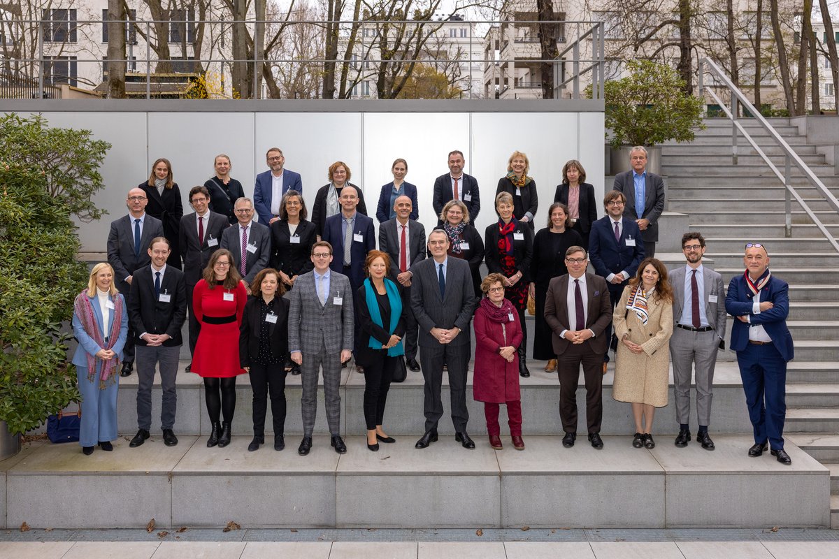 KulturDtFrz's tweet photo. Die 🇩🇪🇫🇷Expertenkommission für das allgemeinbildende Schulwesen tagte – endlich wieder in Präsenz. Das macht Lust auf weitere Zusammenarbeit zu #Sprachunterricht und #Mobilität. Auch auf der TO: aktuelle bildungspolit. Herausforderungen, Ukraine, Sprachlernerzahlen, Pandemie. https://t.co/jbkyFXlWMU