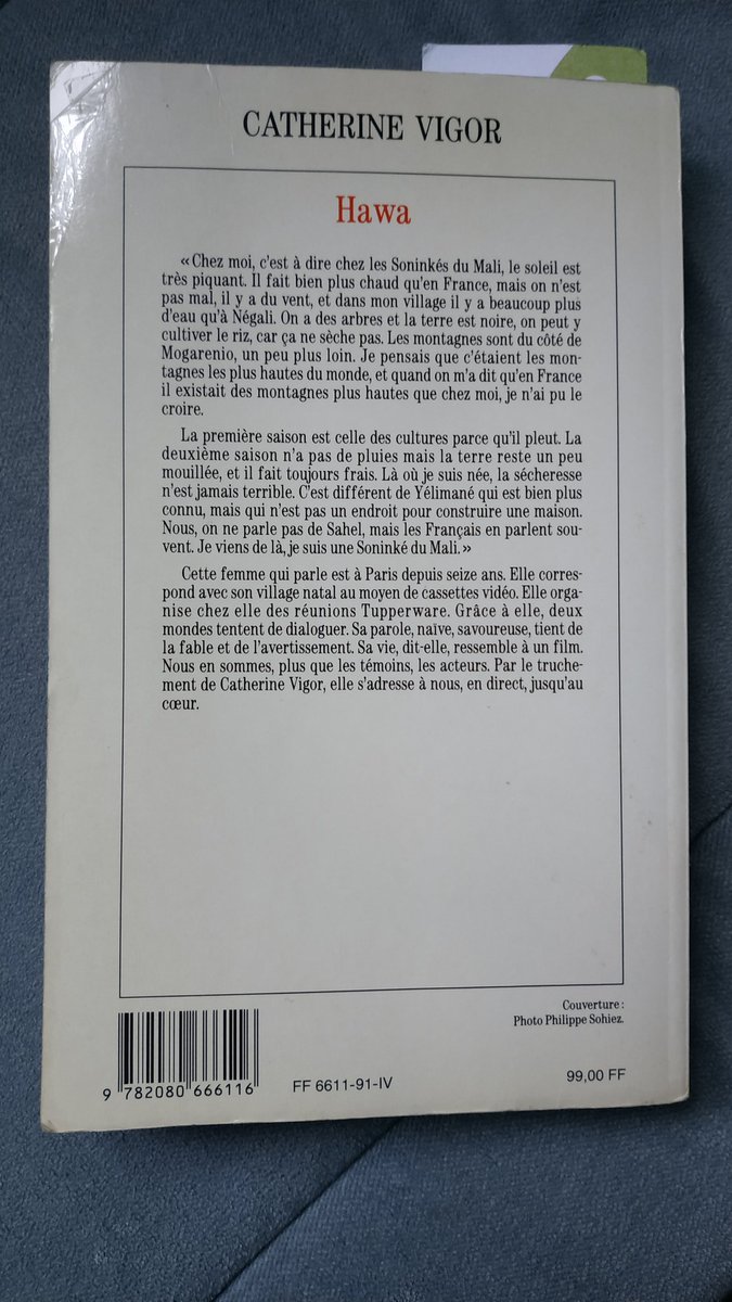 elsidynho's tweet photo. "Hawa" de Catherine Vigor. Soninké malienne en France, Hawa a raconté sa vie à l'auteure. Le récit est à la 1ère personne et elle s'y livre sur de nombreux sujets : mariage, religion, travail, éducation... Très intéressant. Voici un extrait qui m'a touché : #VendrediLecture https://t.co/QYGVO30Ic8