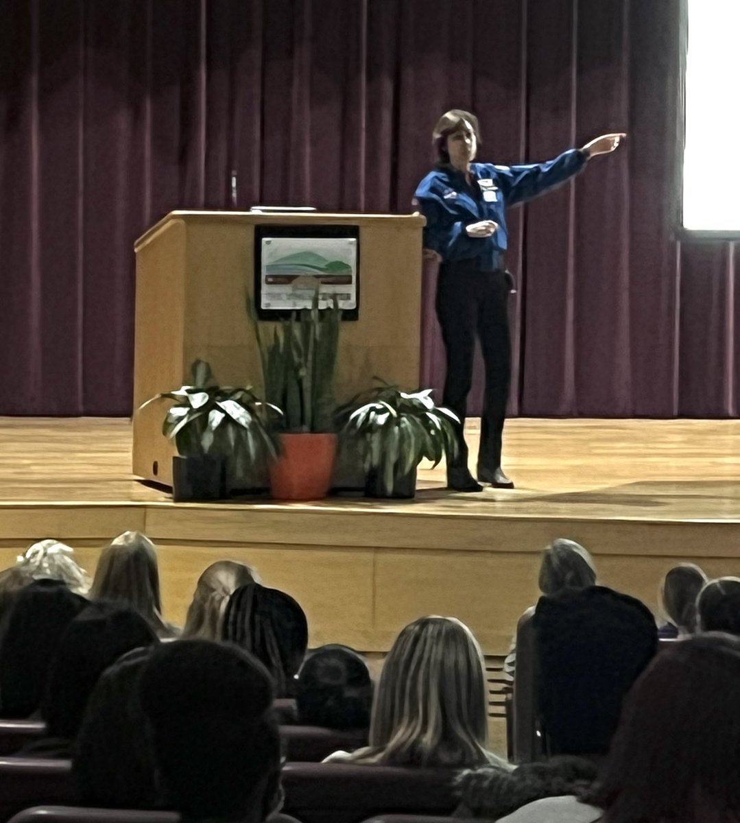 AgWriterArk's tweet photo. Former @NASA_Johnson director and astronaut Ellen Ochoa telling #GirlsOfPromise STEAMX attendees at @ar4hcenter about life & work on the @Space_Station and how to watch for it. Even gave the time of tonight’s 4-min pass.
#LookUp @NASA https://t.co/cLQJ9igM5a
