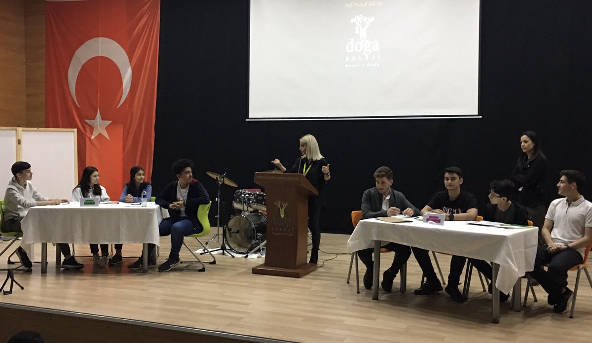 TDE zümremizin düzenlediği münazara şenliğinin finali…
Ve birinci 10-E 
Tebrikler sevgili gençler, harikaydınız!