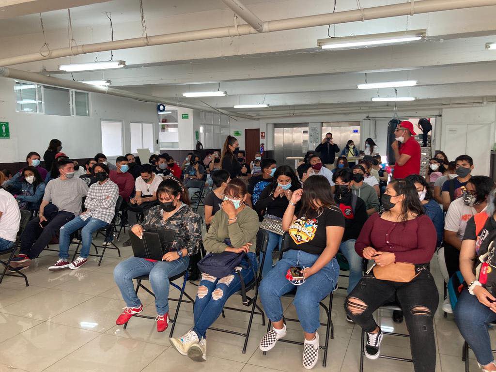 Bety_Olivares's tweet photo. Hace unos días se realizó en las instalaciones del @InjuveCDMX el taller "Emprendimiento desde mi propósito", el cual fue impartido por FONDESO. 

Con estas acciones buscamos empoderarlas a la juventud e impulsarla para que continúen avanzando y trasformando. https://t.co/oN1j2XlxYJ