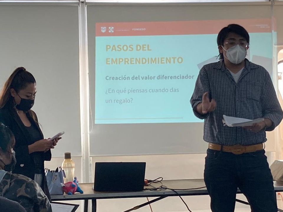 Bety_Olivares's tweet photo. Hace unos días se realizó en las instalaciones del @InjuveCDMX el taller "Emprendimiento desde mi propósito", el cual fue impartido por FONDESO. 

Con estas acciones buscamos empoderarlas a la juventud e impulsarla para que continúen avanzando y trasformando. https://t.co/oN1j2XlxYJ