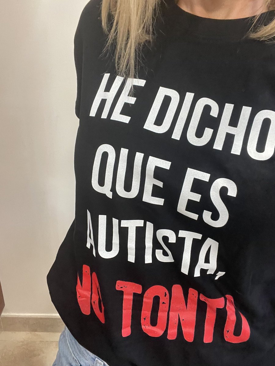 ladycrocs's tweet photo. A ver si adivináis quién me ha regalado esta camiseta tan chula. 

Seguro que @puchovic se lo imagina 😏 https://t.co/bdd9XayZq6