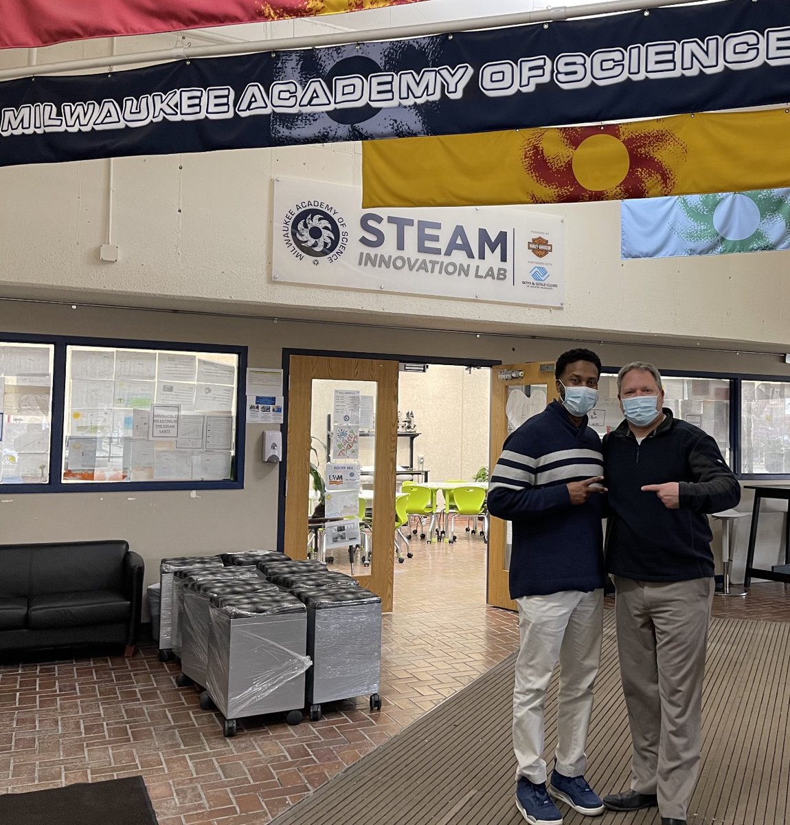 lincolnk8sonju's tweet photo. 100% Graduation rate- 100% Free and Reduced Lunch- 99% African American students. Anthony McHenry at MAS is one incredible educational leader! MAS Way is a model for all to learn from in education! #greatness #leader #inspiration #MASway https://t.co/AaEdwTw205