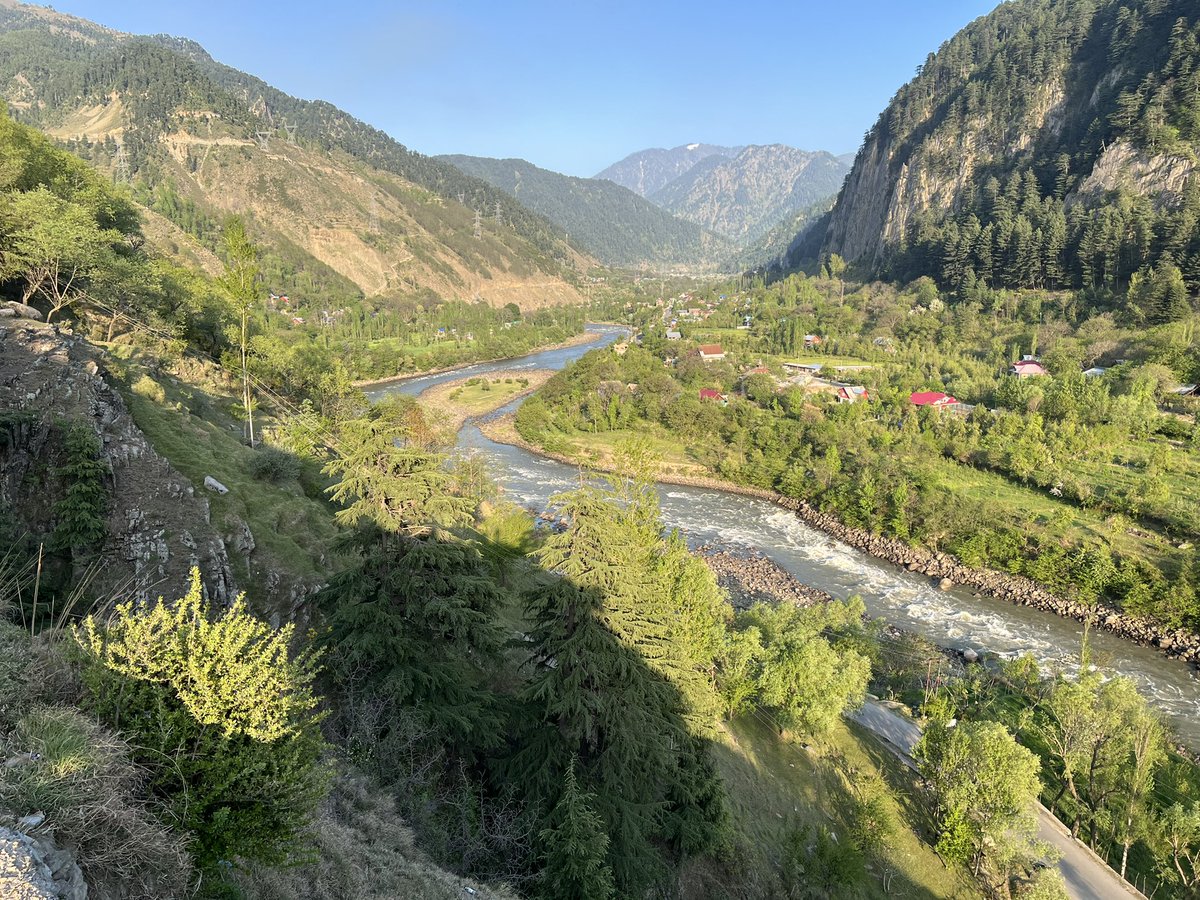 harvinder_ias's tweet photo. If one really wants to see the beauty of Uri and Jhelum gushing through its length, follow the parallel road! @listenshahid @iasbhupinder @BaseerUlHaqIAS https://t.co/IyjbTr89I4