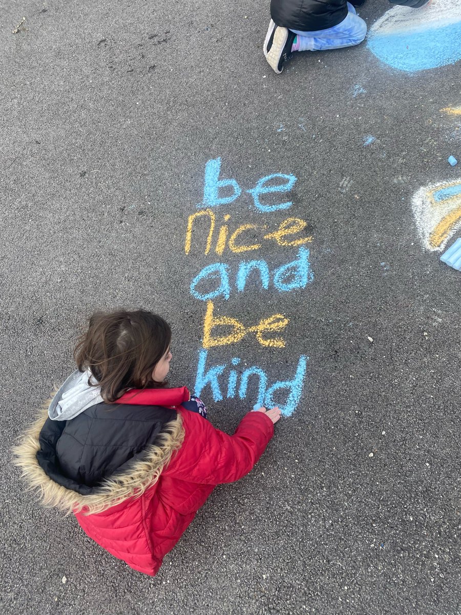 PlayworksIL's tweet photo. A little Friday inspiration from the playground at Dever Elementary!  

 #Playworks #playeveryday #playworksforeverykid https://t.co/ORC7388Gad