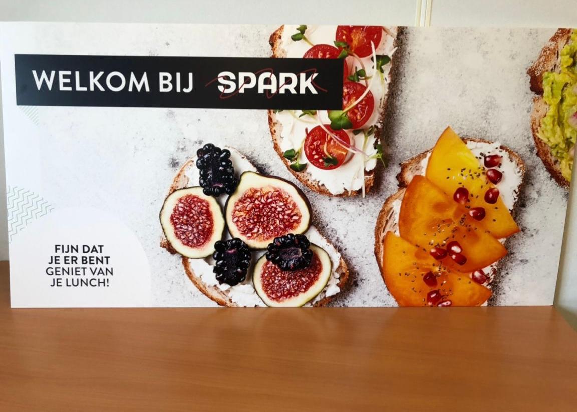 Een contract getekend met onze nieuwe cateraar <a href="/appelcatering/">Appèl B.V.</a>. We kijken uit naar deze samenwerking! Kom snel een leergang of cursus volgen op ons terrein en geniet van een heerlijke lunch#DuurZaam#SamenWerking#Catering#Spark