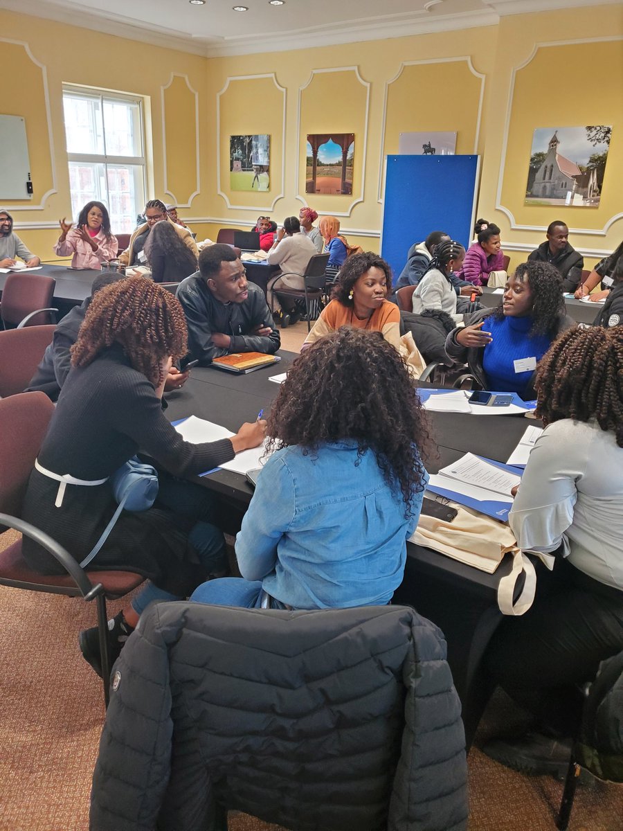 commschols's tweet photo. #Commonwealth Scholars find out what they have in common in a speedy icebreaker session @CumberlandLodge https://t.co/hLwi6qBfXG