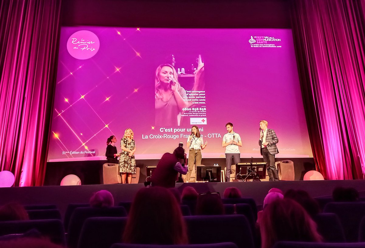 SegoVrs's tweet photo. #FestiComSante 📢
Remise du prix des étudiants par le @MarketPharmaPXI au @FestiComSante 🎊
🥇 Une campagne de #communication innovante &amp; nécessaire par la @CroixRouge pour sensibiliser aux enjeux d'#isolement &amp; de #SantéMentale 💡 https://t.co/cViOX6isGS