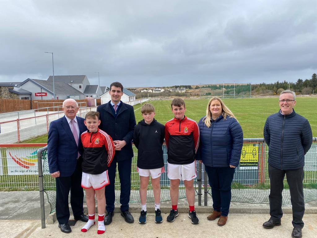 jackfchambers's tweet photo. Cuirtear fáilte croíúil romhat ar an @DungloeGAA i gcónaí!

Lúcháir orm stopadh ann arís agus mé ar chuairt ar Dhún na nGall chun ós cionn €200k a fhógairt le tacú leis an gcumann agus é ag freastal ar an bpobal áitiúil. https://t.co/9CtNjjfcs2