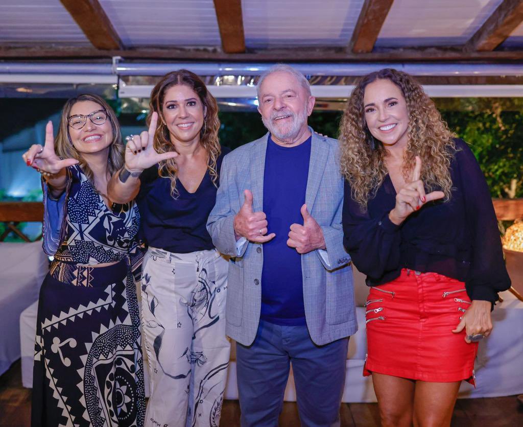 danielamercury's tweet photo. A democracia é das mulheres! 
@LulaOficial @JanjaLula @maluvercosa #DanielaMercury https://t.co/bLyfX6K6FT