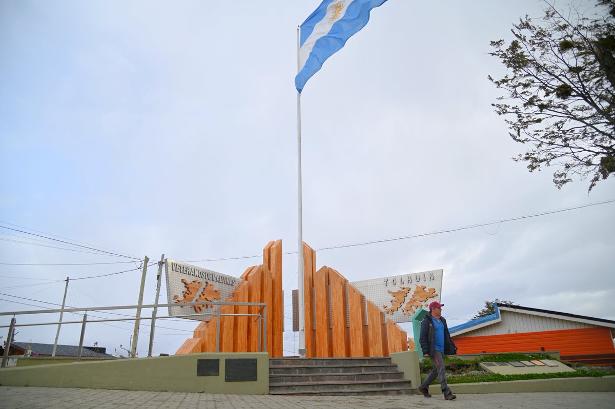TurismoTDF's tweet photo. ¿Sabías que las Malvinas son fueguinas?
Tierra del Fuego se extiende desde la Isla Grande hasta el #PoloSur incluyendo a las islas de los Estados, Malvinas y del Atlántico Sur, además de la península Antártica
#Malvinas #TierraDelFuego #FinDelMundo #Patagonia #Argentina https://t.co/MTNTeRtWCl