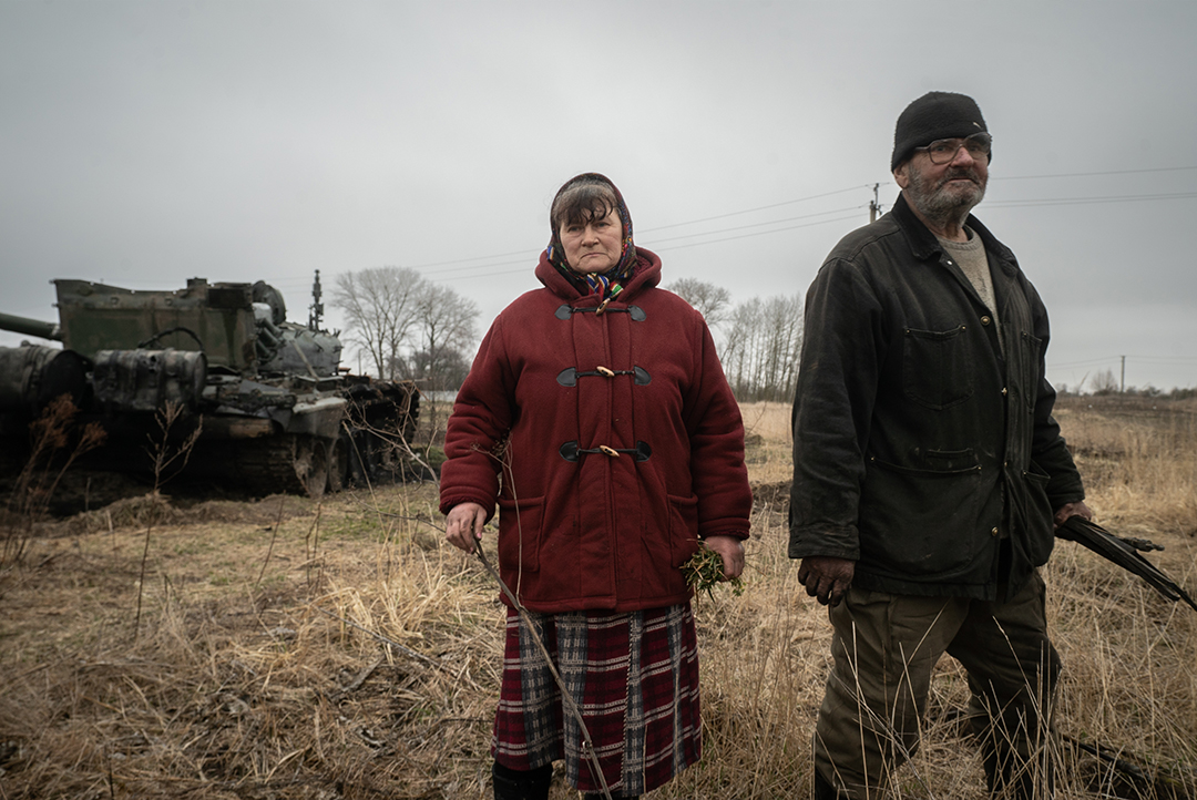 Maria and her husband in their backyard. 15 Russian soldiers occupied their home. Their village has just been liberated.

#ukraine #war #ukraine2022 #ukrainekyiv #ukrainenow #reportage #warinukraine #Украине #frontline #Украина #photography #documentary #ukrainenews #Chernihiv