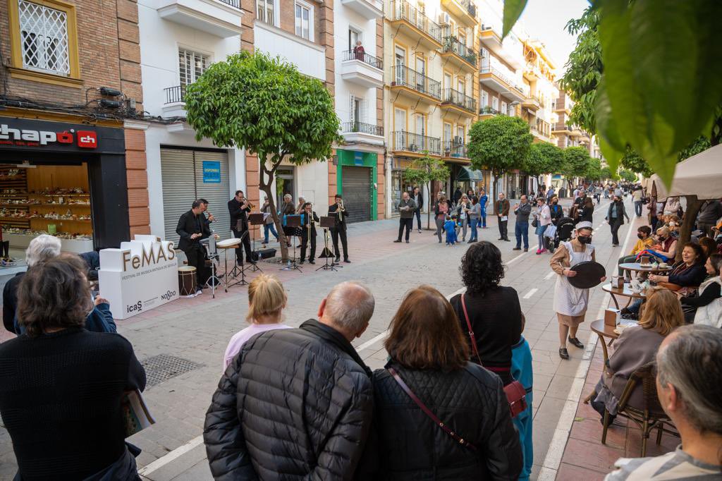 FemasSevilla's tweet photo. Mucho interés en la calle Asunción para ver a @OniriaSacabuche. FeMÀS en las Calles 🎻🥁🎶🎶🎶 https://t.co/3ZdtwaaYxp