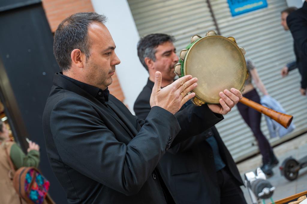 FemasSevilla's tweet photo. Mucho interés en la calle Asunción para ver a @OniriaSacabuche. FeMÀS en las Calles 🎻🥁🎶🎶🎶 https://t.co/3ZdtwaaYxp