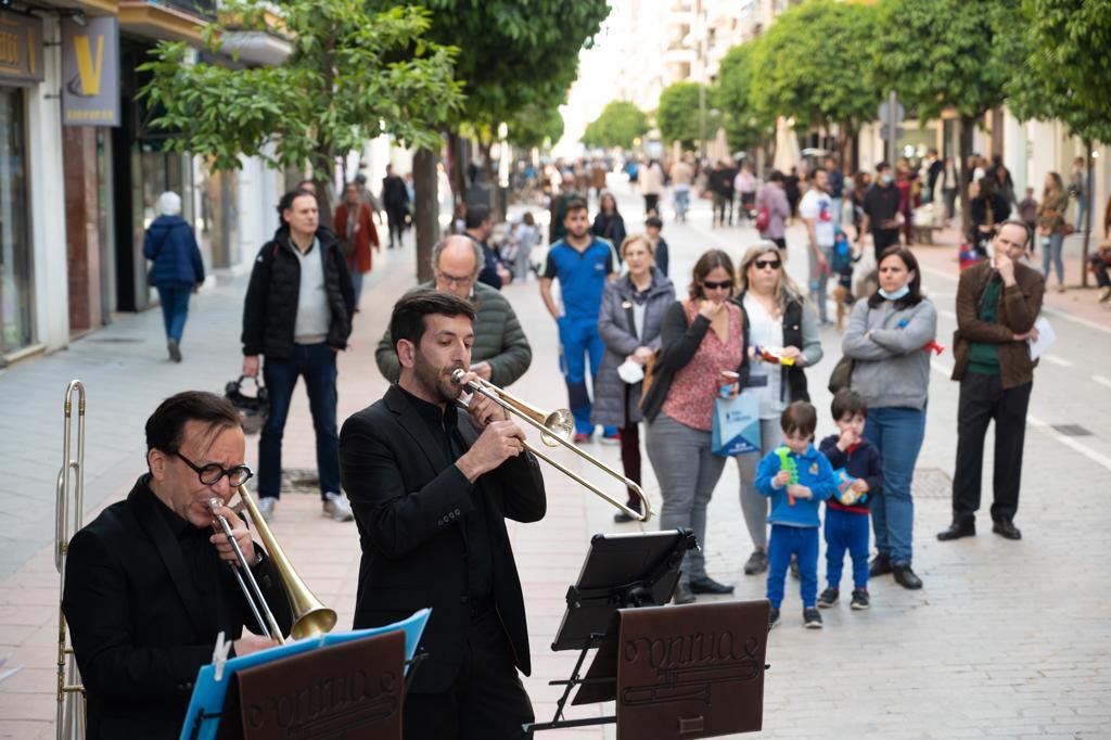 FemasSevilla's tweet photo. Mucho interés en la calle Asunción para ver a @OniriaSacabuche. FeMÀS en las Calles 🎻🥁🎶🎶🎶 https://t.co/3ZdtwaaYxp