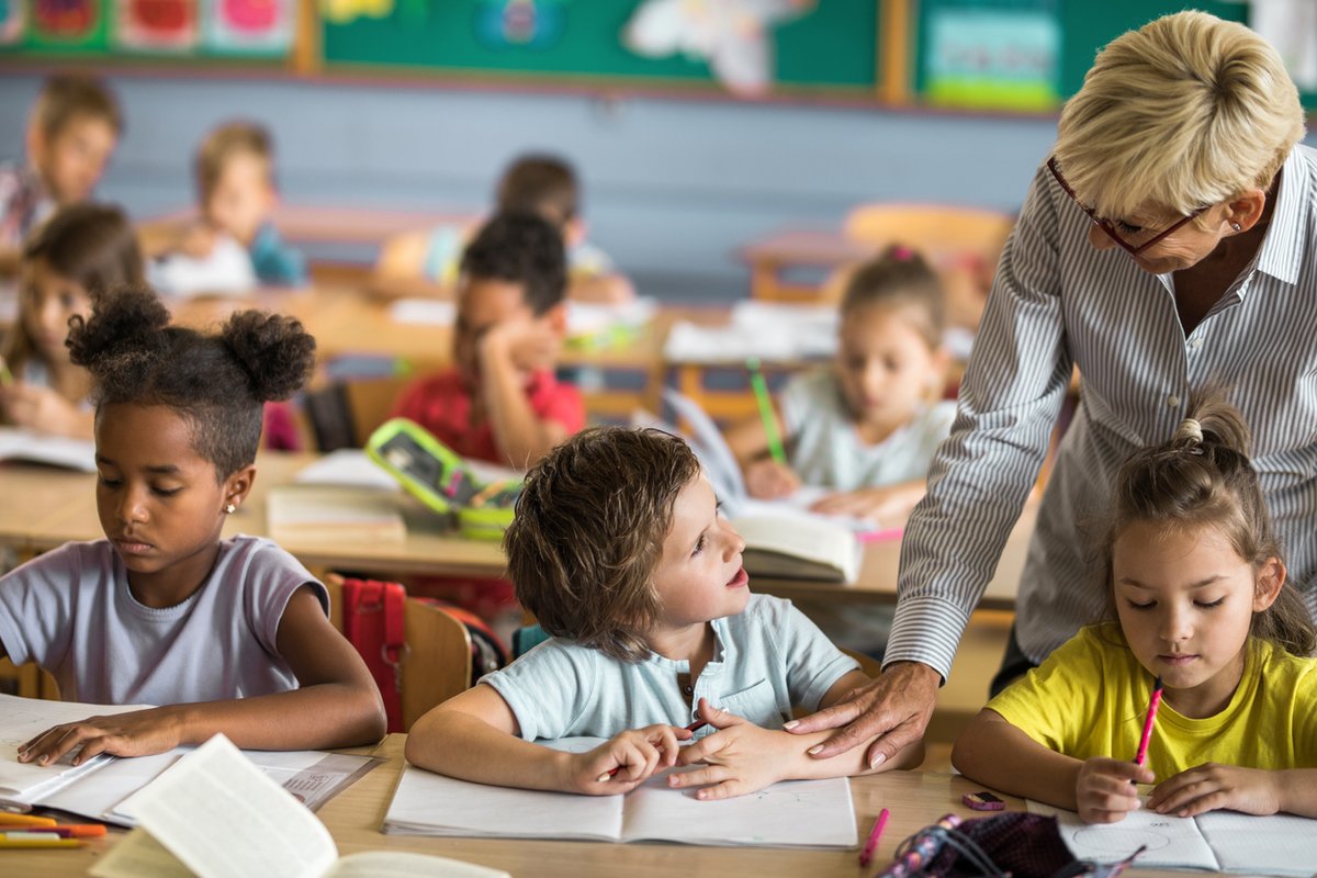 Kent u iemand die uit Oekraïne is gevlucht? 👉 Oekraïense vluchtelingen kunnen op maandag 4 april hun kinderen inschrijven voor onderwijs of kinderopvang op de #Kernschool in Zaandam. Meer info → bit.ly/3tZFHbf. Graag dit bericht delen!