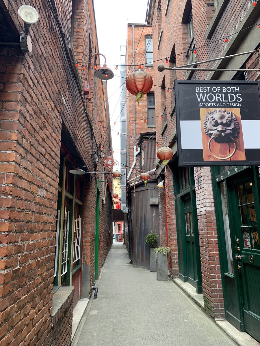 #Placemaking tour at #AVICC2022 continues with a trip to #Chinatown & the world famous #FanTanAlley! #Victoria #CSaan #walking #activetransportation