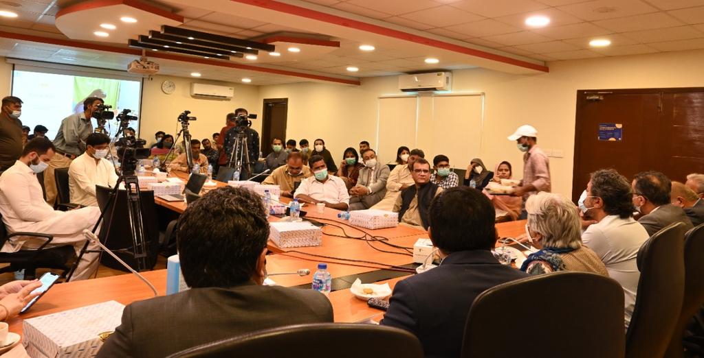 Eng_Ahsan_K's tweet photo. Karachi (01-04-22): Minister for Health and Population Welfare, Sindh, Dr. @AzraPechuho attended an IRD conference on Pregnant women and birth registry as the chief guest. The project helps improve &amp; monitor the health of both mother &amp; child by providing immunisation #SindhHealth https://t.co/utaczFh1WE