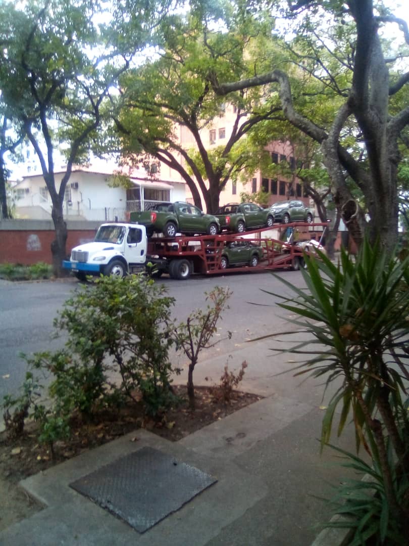 Agradeceriamos al concesionario Dongseng La Florida, bajar sus carros frente a sus instalaciones en la AvLos Mangos. @gestionperfecta @infraalcaldia @Nahumjfernandez