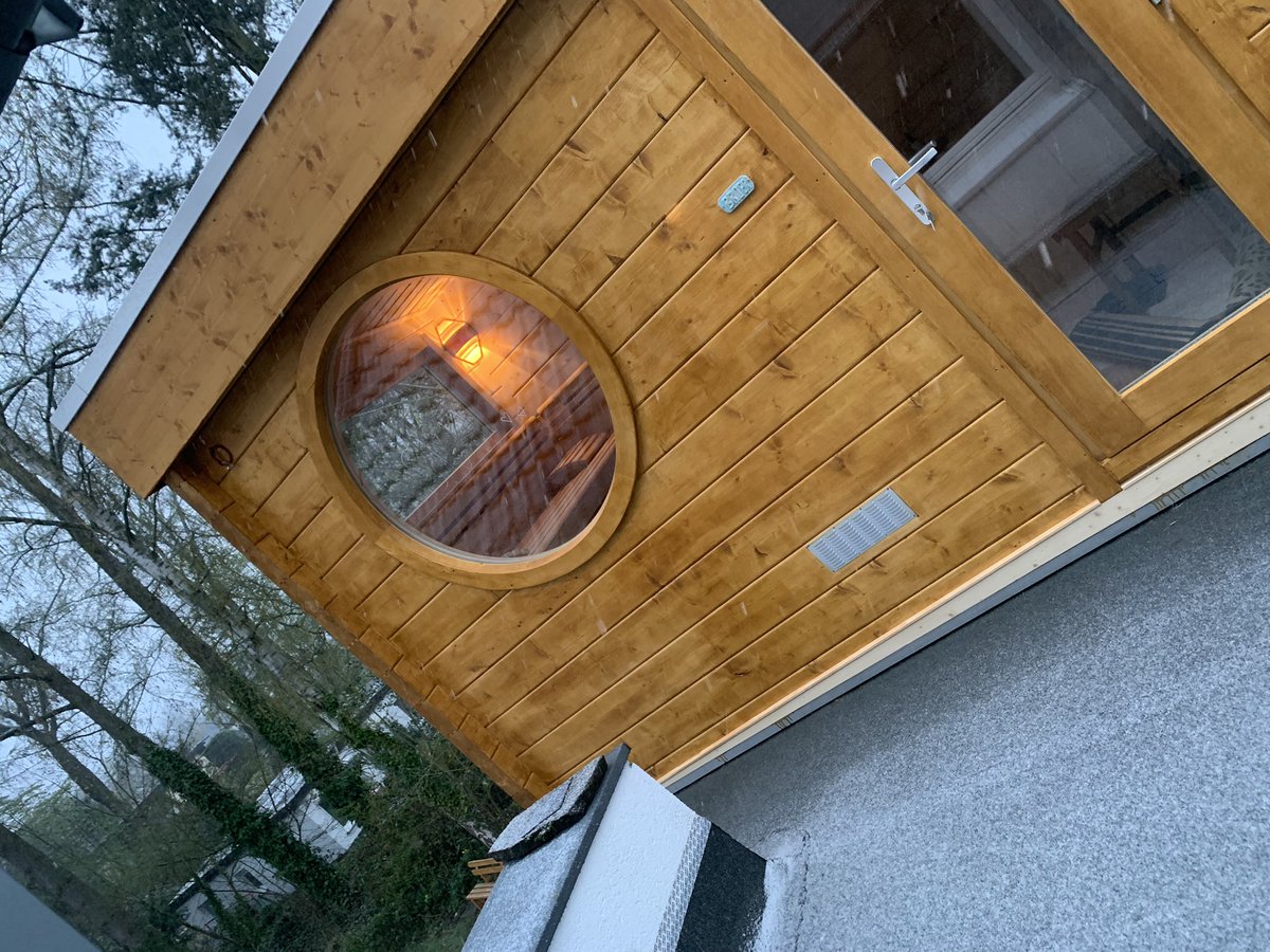 VolkerBroer's tweet photo. Nach über 20 Grad Wetter jetzt wieder Kälte und Schnee aber immerhin lohnt sich da die neue Sauna doch noch viel mehr ;-) #LandhausBroer #90Grad https://t.co/ues3ekjnzH