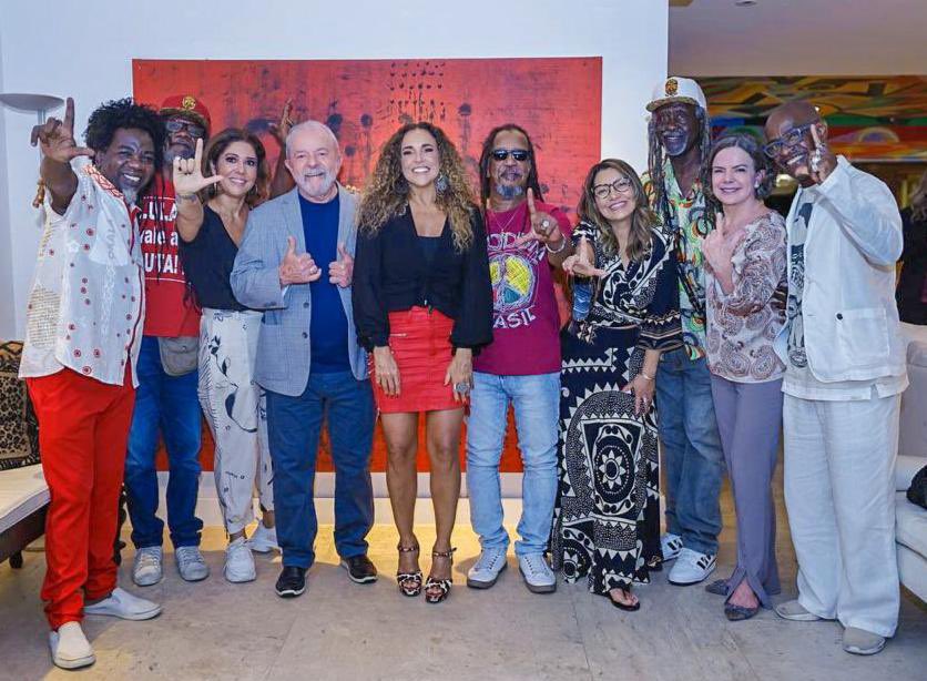 gleisi's tweet photo. Despeço-me da Bahia com a energia q ela sempre nos dá. Bahia de todos os santos, do sincretismo, dos negros(as), das artes, da cultura. Do   Ilê Aiyê, Olodum, Daniela Mercury e… @LulaOficial @JanjaLula 😘
Foto Ricardo Stuckert https://t.co/J4Bt2S8pgH