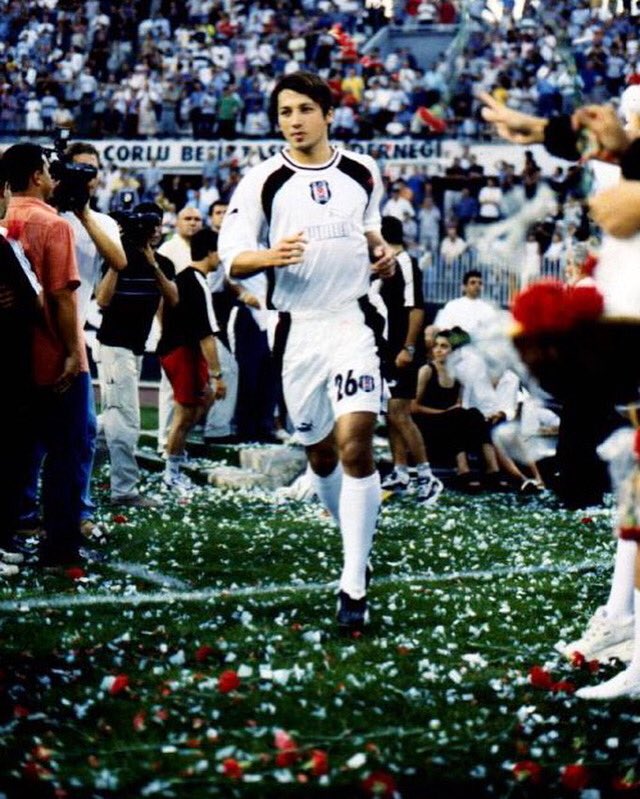 İnönü Stadı’nda düzenlenen sezon açılış töreninde Beşiktaş formasıyla ilk kez sahaya çıkan İlhan Mansız / 25 Temmuz 2001