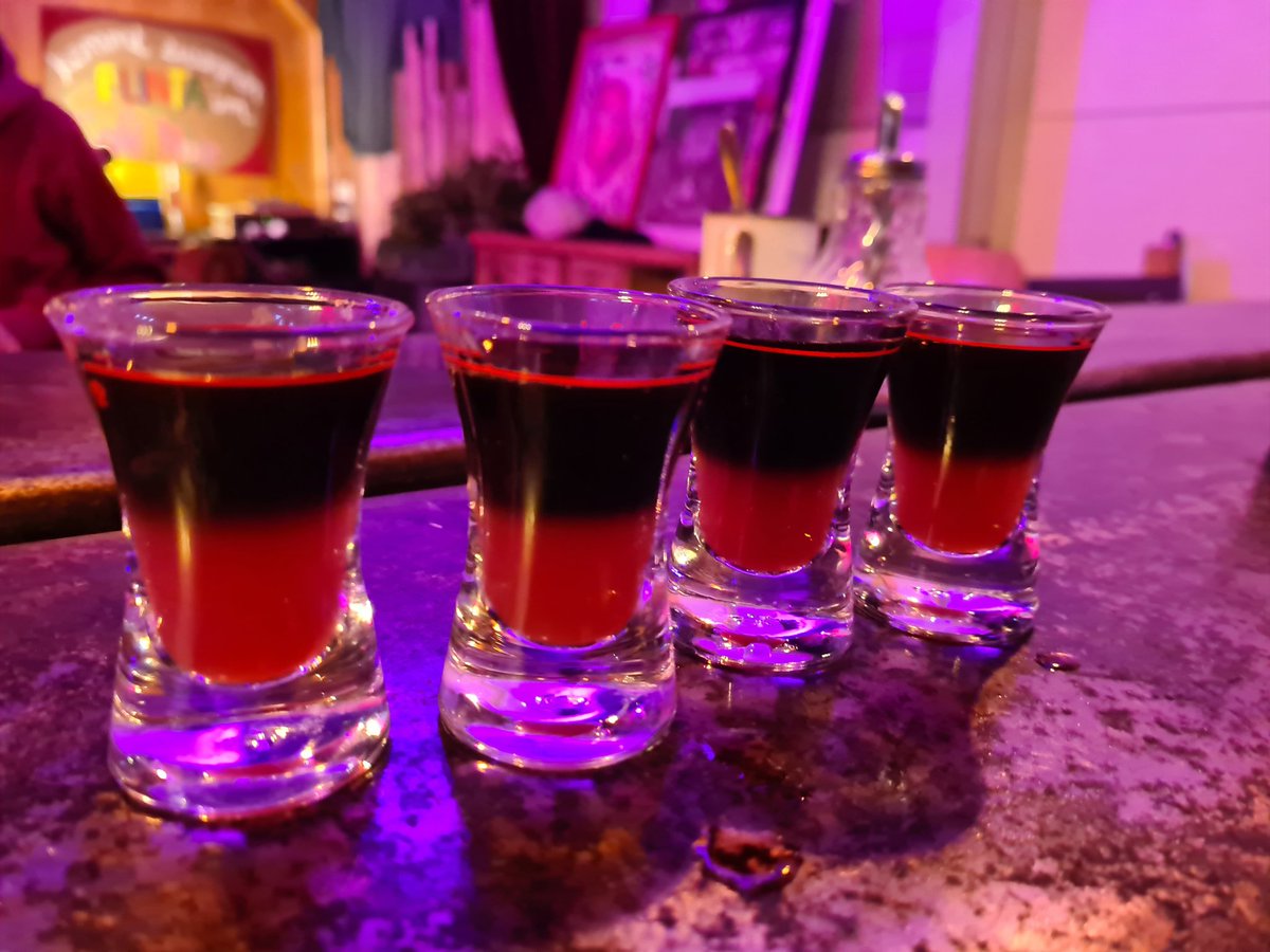 CafeNoirKA's tweet photo. Kommt vorbei! Es gibt schwarz-rote Soli Shots für Operation Solidarity bei der Spontantheke \o/ https://t.co/rUh4wvaRPb
