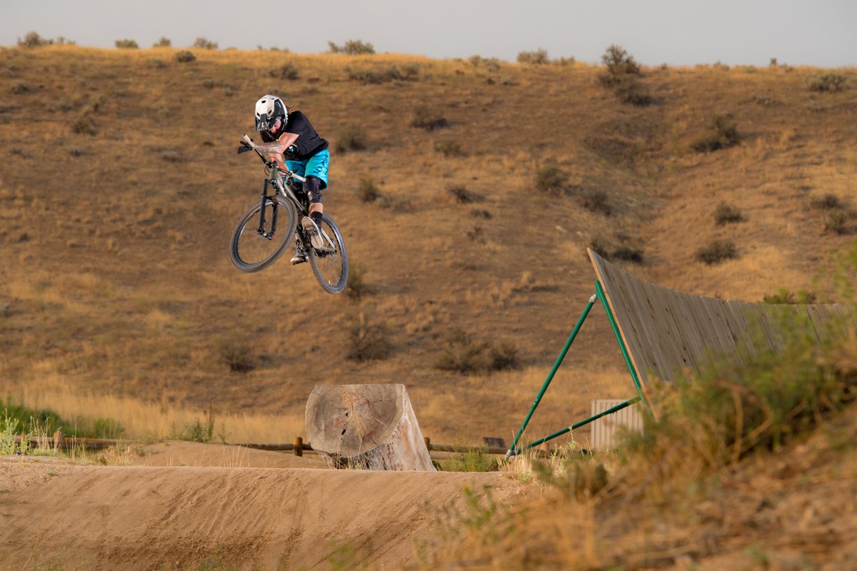 FlyRacingBike's tweet image. FLY Racing Rayce Helmet -
In motion air is forced through multiple air intake vents, then passed through aligned vent channels in the EPS and exits out multiple rear exhaust vents, keeping you cool and comfortable